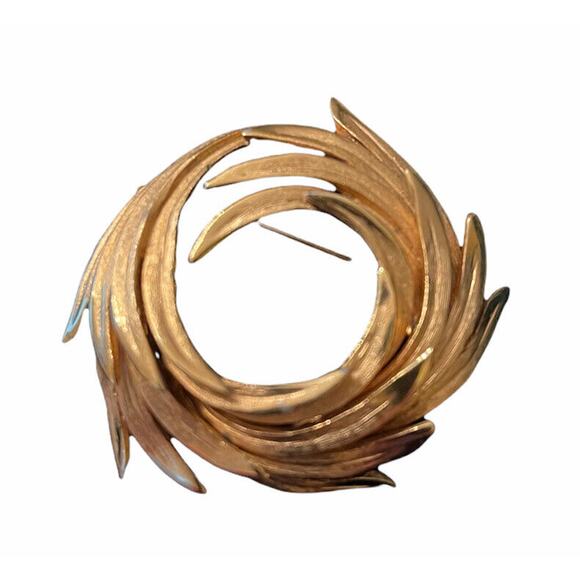 Vintage BSK Brushed Gold Tone Wreath Brooch Pin 2" - Picture 1 of 7